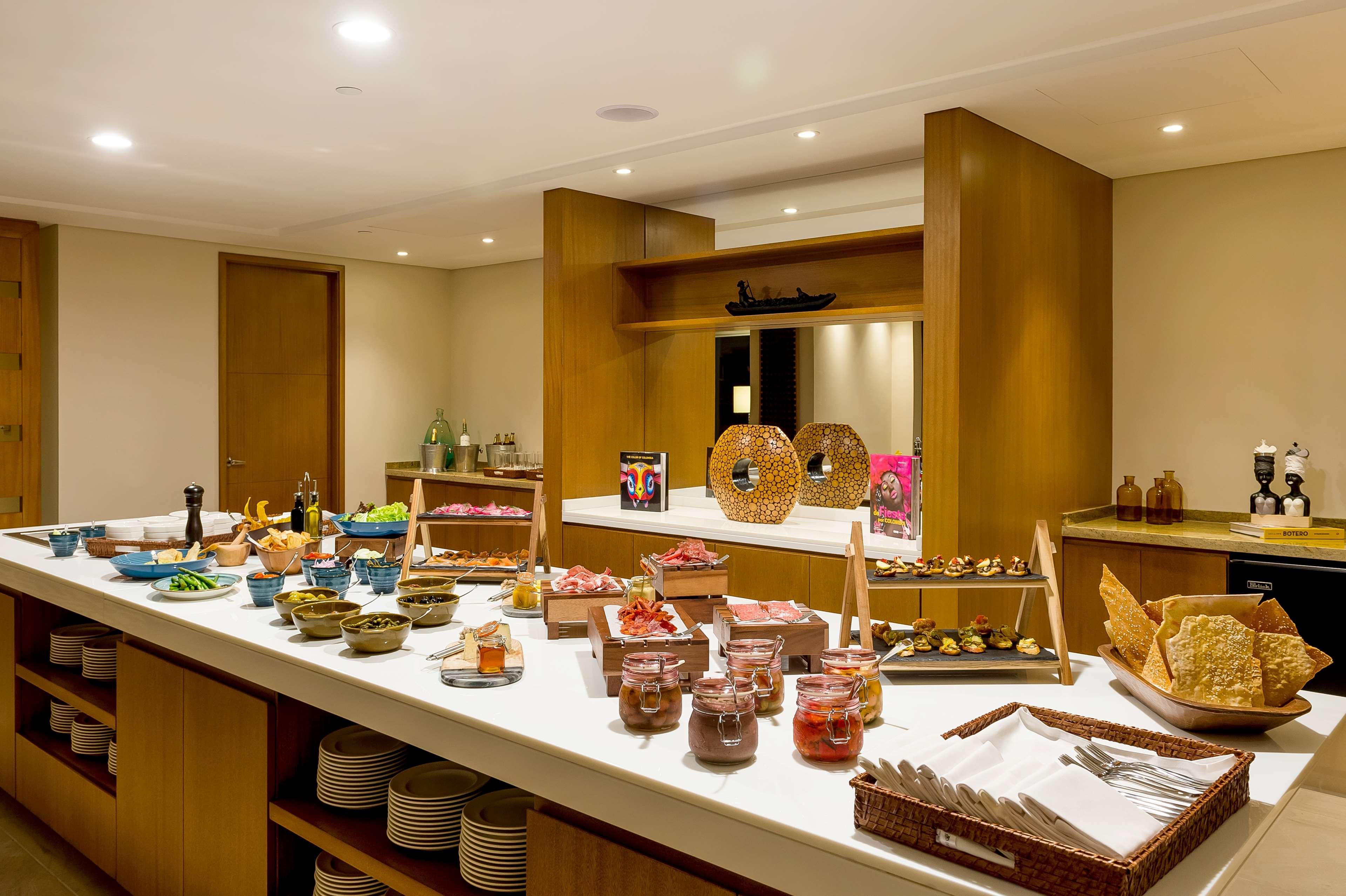 حياة ريجنسي كارتاجينا Cartagena المظهر الخارجي الصورة A buffet at a hotel
